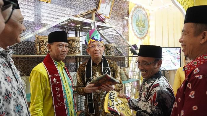 Gubernur-Kalimantan-Barat-H-Sutarmidji-saat-berkunjung-ke-stand-MTQ.jpg