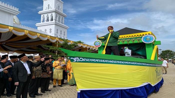 Gubernur-Kalimantan-Barat-Sutarmidji-saat-melepas-kendaraan-hias-dalam-acara.jpg