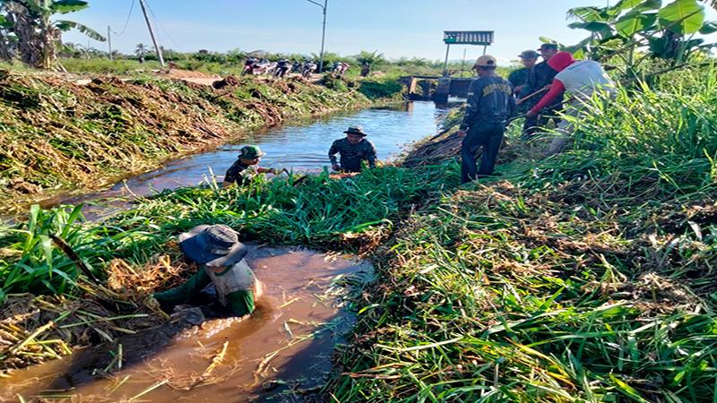TNI dan Warga Purun Kecil Bersihkan Sungai untuk Mencegah Banjir dan Penyakit