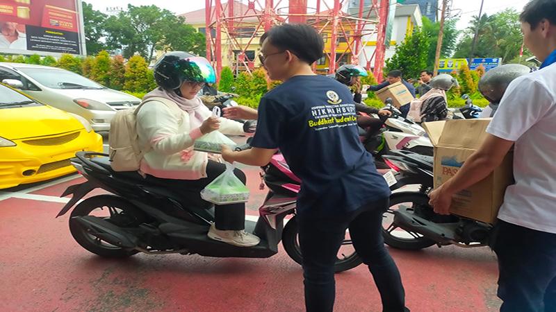 Wujud Toleransi Umat Beragama, Hikmahbudhi Kalbar Gelar Pembagian Takjil di Pontianak