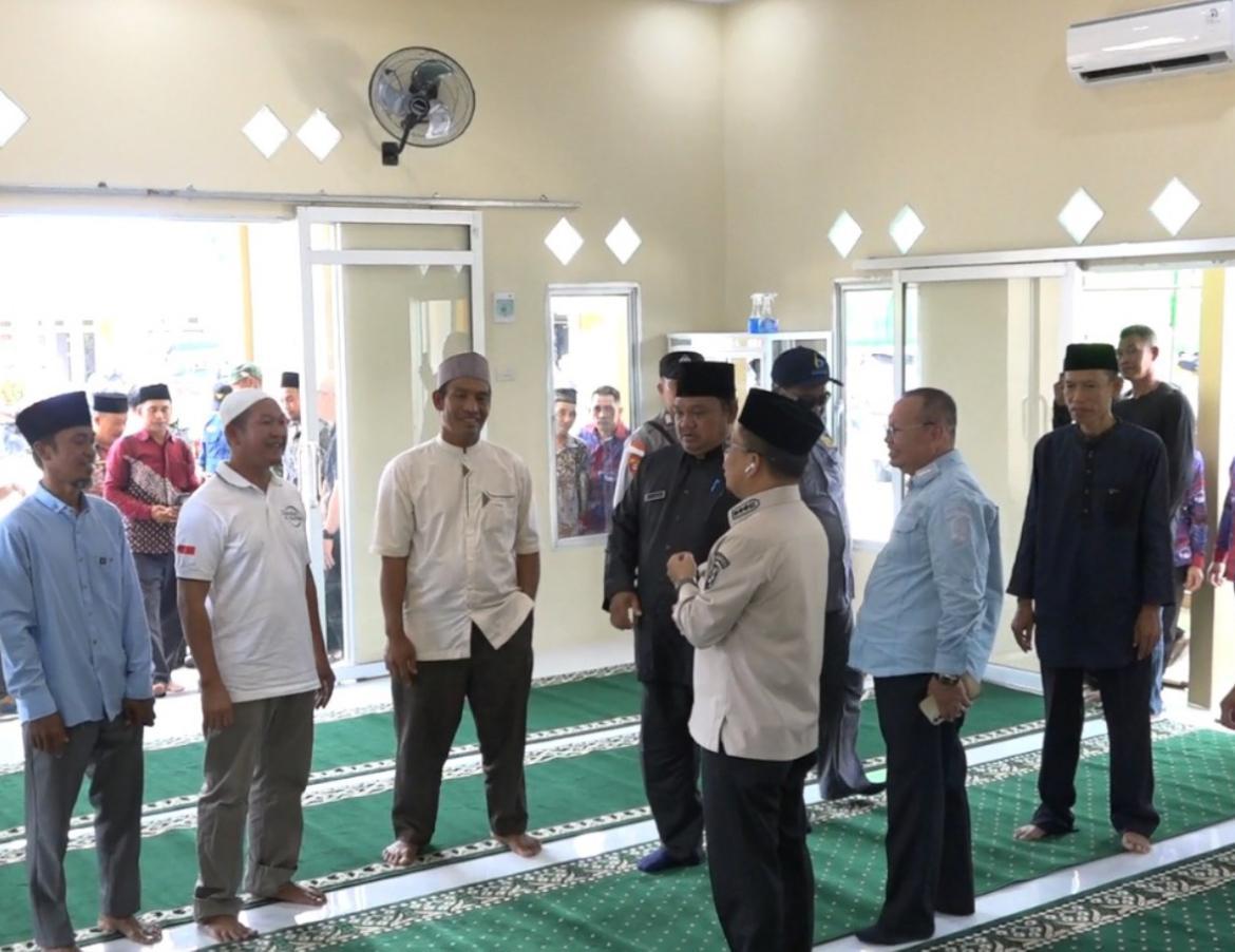 Bupati Sambas Takjub dengan Gotong Royong Warga Bangun Masjid Al-Hakim Desa Sarang Burung Usrat