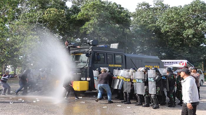 Personel Polres Mempawah dan Tim Gabungan Pukul Mundur Massa Unjuk Rasa di GOR Opu Daeng Manambon