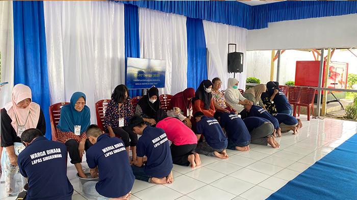 Doa untuk Anak di Balik Jeruji, Momen Haru Hari Ibu di Lapas Singkawang Anak Binaan Basuh Kaki Ibu