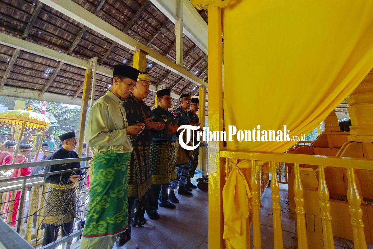 Momen Hari Jadi Kota Sambas ke-395, Wabup Heroaldi dan Pangeran Ratu Tarhan Ziarah ke Makam Sultan - Tribunpontianak.co.id