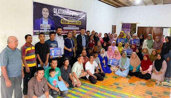 Peduli Pendidikan Daerah Perbatasan, Herzaky Salurkan Bantuan ke Pelajar Galing Sambas