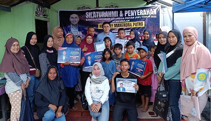 Antusias Warga Sambut Herzaky Saat Bagikan Bantuan PIP di Sungai Jawi