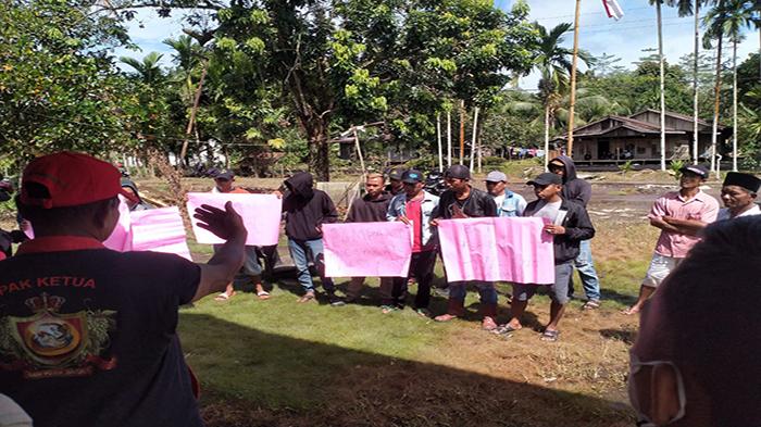 Warga Desa Rantau Panjang Landak Gelar Aksi Damai Terkait BLT DD