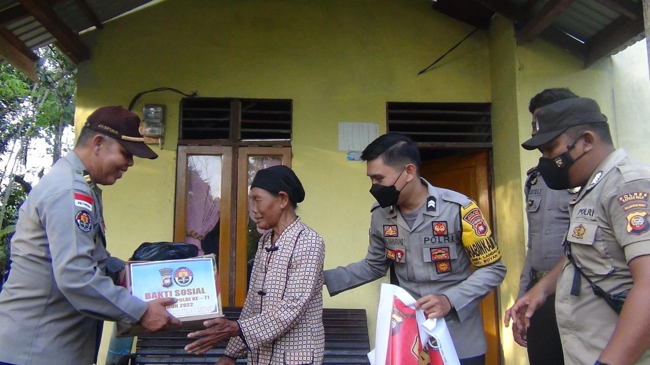 Sambut HUT Humas ke-71 Tahun 2022, Humas Polres Kapuas Hulu Bagikan Sembako kepada Warga
