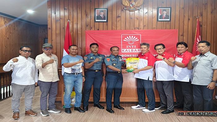 INTI-Kalbar-Beri-Bantuan-1-Ton-Beras-untuk-Warga-Sambas-2025-Lewat-Baksos-Kodaeral-XII.jpg