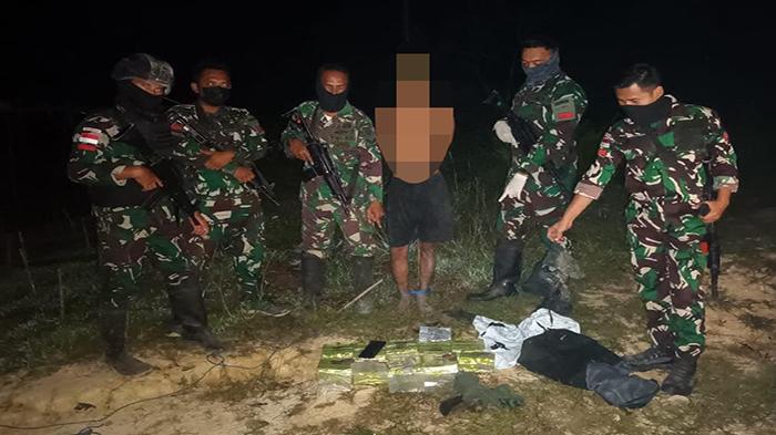 Lagi, Satgas Pamtas Yon Armed 10 Bradjamusti/1/1 Kostrad Amankan Pria Bawa 10 Paket Diduga Sabu
