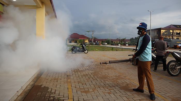 Cegah DBD, Polres Kubu Raya Lakukan Fogging Lingkungan Kerja dan Asrama