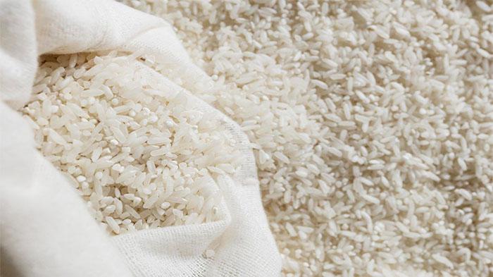 Ilustrasi-beras-dijual-pedagang-di-Pasar-Tradisional-tanah-air-beberapa-waktu-lalu.jpg