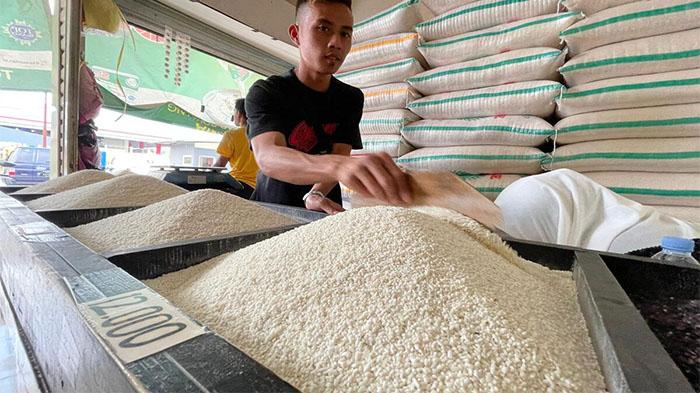 Ilustrasi-salah-seorang-pedagang-beras-di-Pasar-Sehat-Soreang.jpg