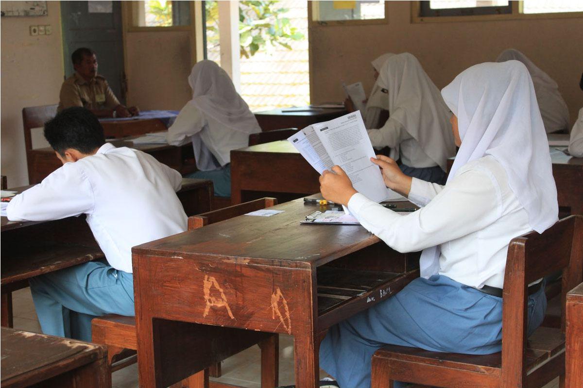 Ilustrasi-siswa-SMA-mengerjakan-UNKP.jpg