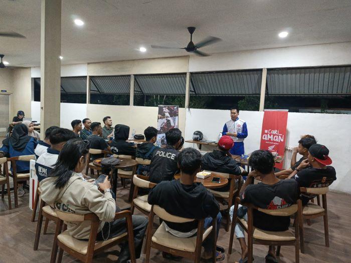 Instruktur-membawakan-materi-mengenai-teknik-berkendara-berkelompok.jpg