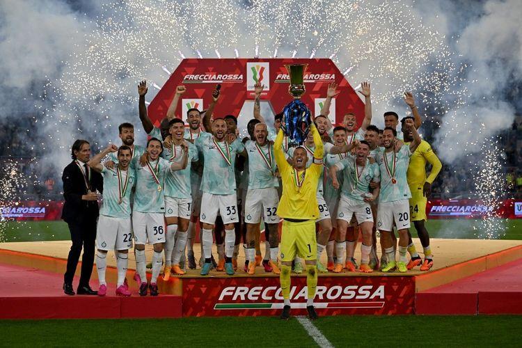 Inter-Milan-melakukan-selebrasi-juara-Coppa-Italia-2022-2023.jpg