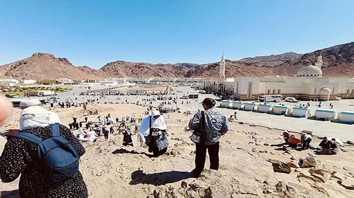 Jamaah-Haji-Kapuas-Hulu-saat-ziarah-ke-Jabal-Uhud-di-Madinah345re.jpg