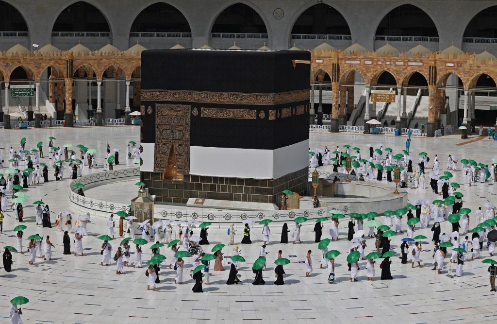 Jemaah-memegang-payung-untuk-melindungi-diri-dari-panas-tiba-di-Kabah.jpg