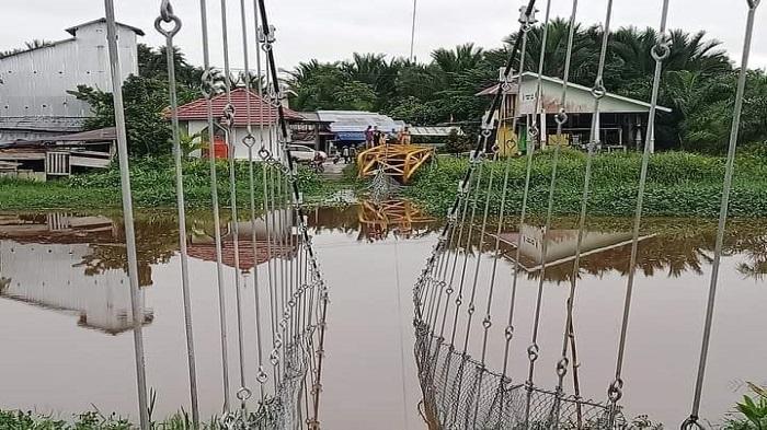BREAKING NEWS - Jembatan Gantung Penghubung Desa Pangkalan Kongsi Sambas Ambruk
