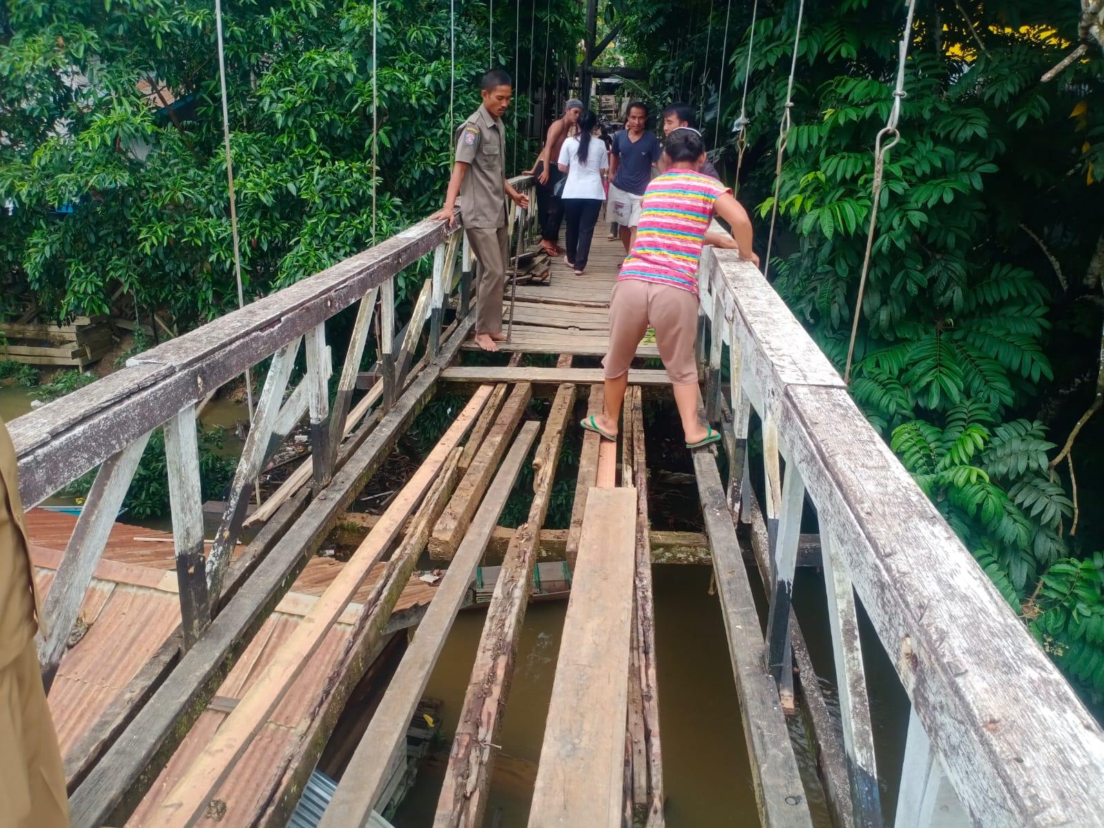 Polsek Bersama Instansi Kecamatan Kayan Hulu dan Warga Perbaiki Jembatan Gantung yang Rusak