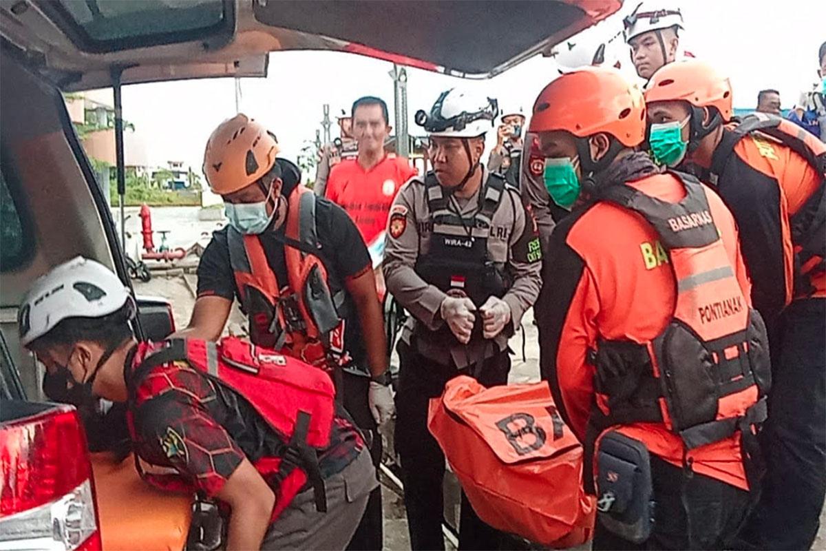 Jenazah-Pria-Lompat-Jembatan-Kapuas-2505.jpg