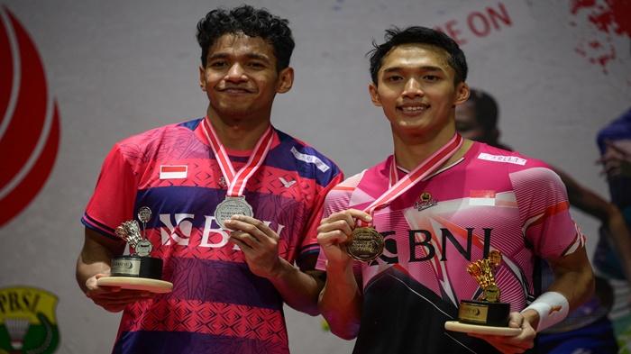 Juara-Jonatan-Christie-Kanan-dari-Indonesia-dan-runner-up-Chico-Aura.jpg