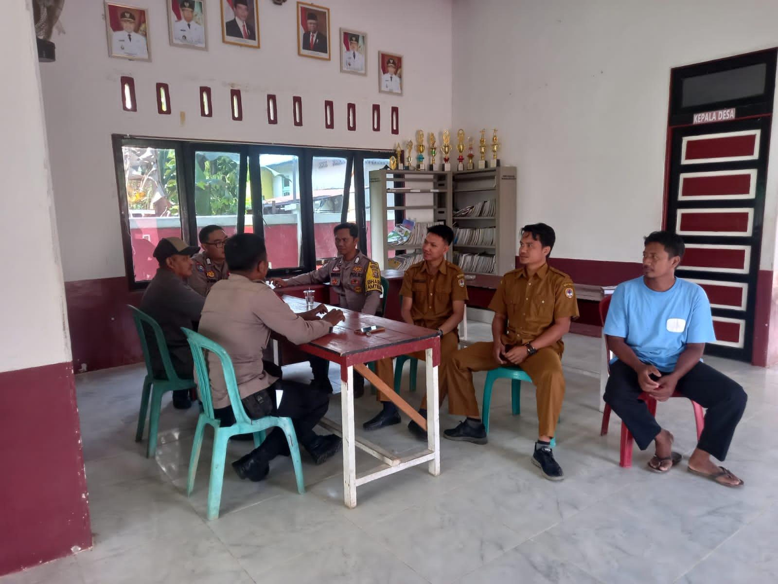 Jumat Curhat Bersama Warga, Kanit Binmas Polsek Nanga Pinoh Dengarkan Langsung Keluhan Kamtibmas