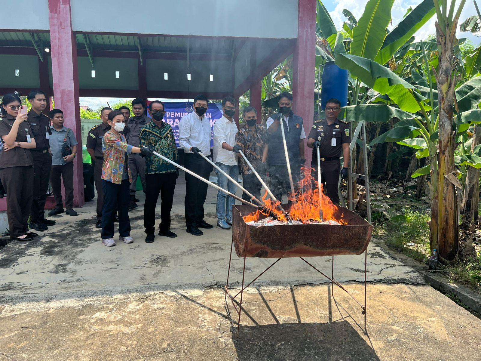 KBO Satresnarkoba Hadiri Pemusnahan Barang Bukti Perkara Inkracht di Kejari Singkawang