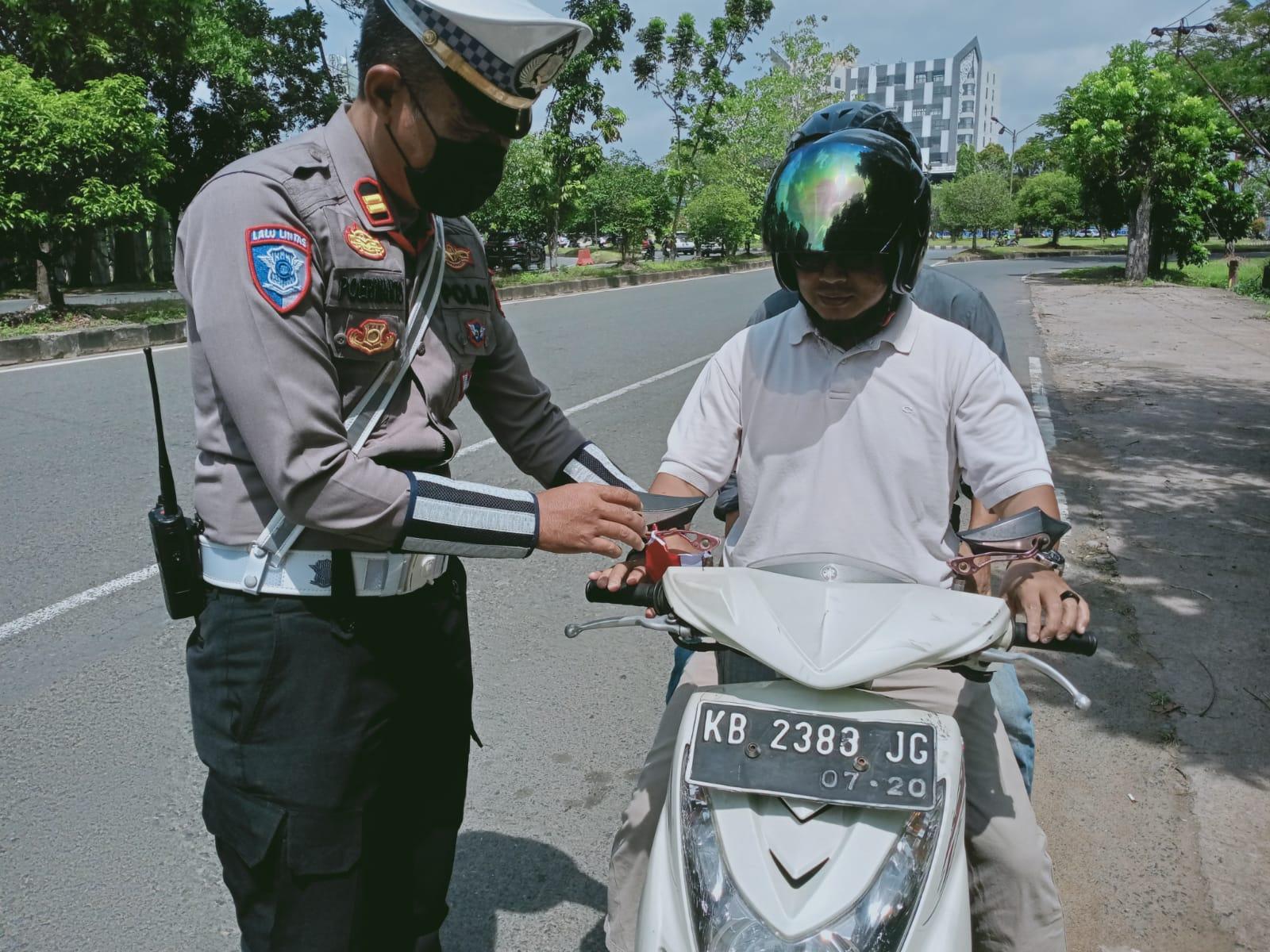 Aksi Simpatik Polantas Polres Kubu Raya, Bagikan Bendera dan Ajak Warga Cinta Tanah Air
