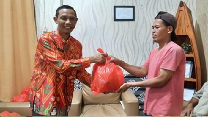 Kadinsos-Kubu-Raya-Wasilun-kiri-saat-menyerahkan-bantuan-kepada-masyarakat.jpg