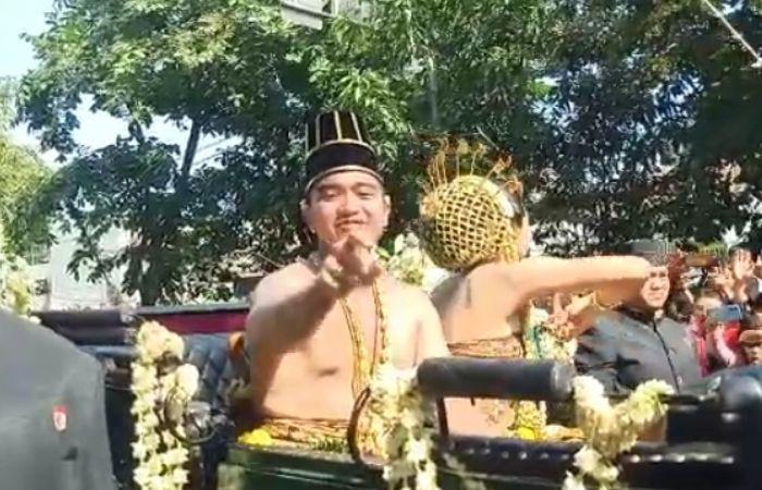 Kaesang-Pangarep-dan-Erina-Gudono-tampak-diarak-menggunakan-kereta-kencana.jpg