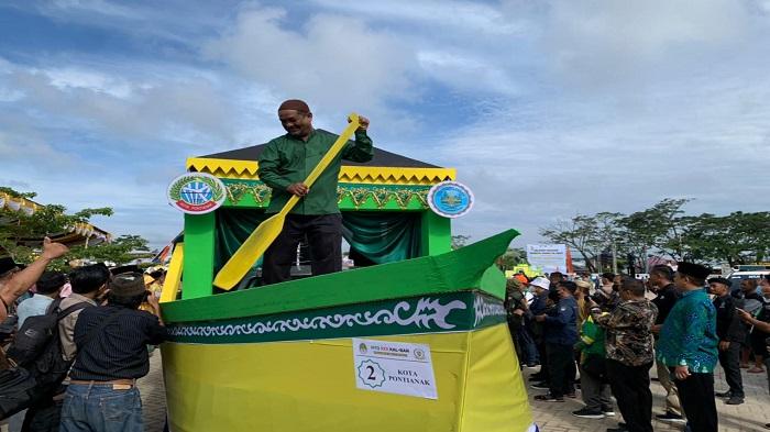 Kafilah-Kota-Pontianak-saat-menampilkan-Perahu-Lancang-Kuning-pada.jpg