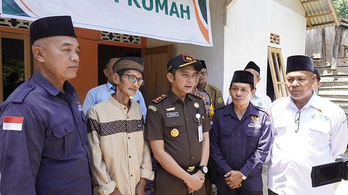 Kajari Sambas Resmikan Bedah Rumah Warga Dusun Sebambang Bekerjasama dengan Baznas Sambas