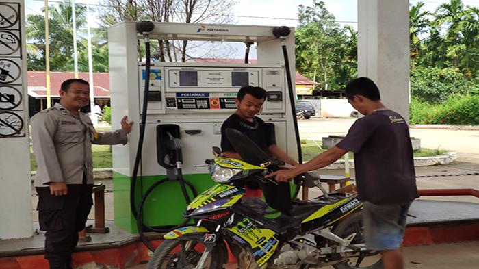 Kanit Binmas Polsek Sekadau Hulu Melakukan Dialog Interaktif dengan Warga dan Pegawai SPBU