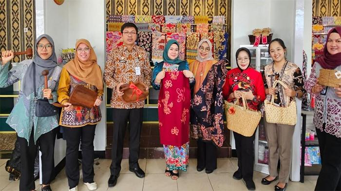 Perkuat Produk Lokal, Kanwil Kemenkum Kalbar Sambangi Dekranasda Singkawang