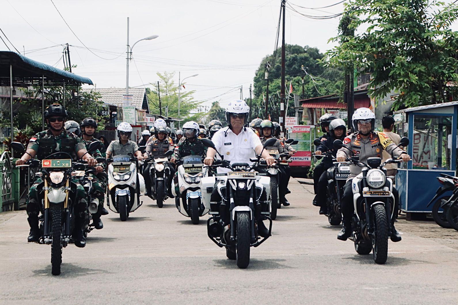 Gunakan Motor, Kapolda Kalbar Bersama Pj Gubernur dan Pj Wako Pontianak Monitoring Keliling TPS