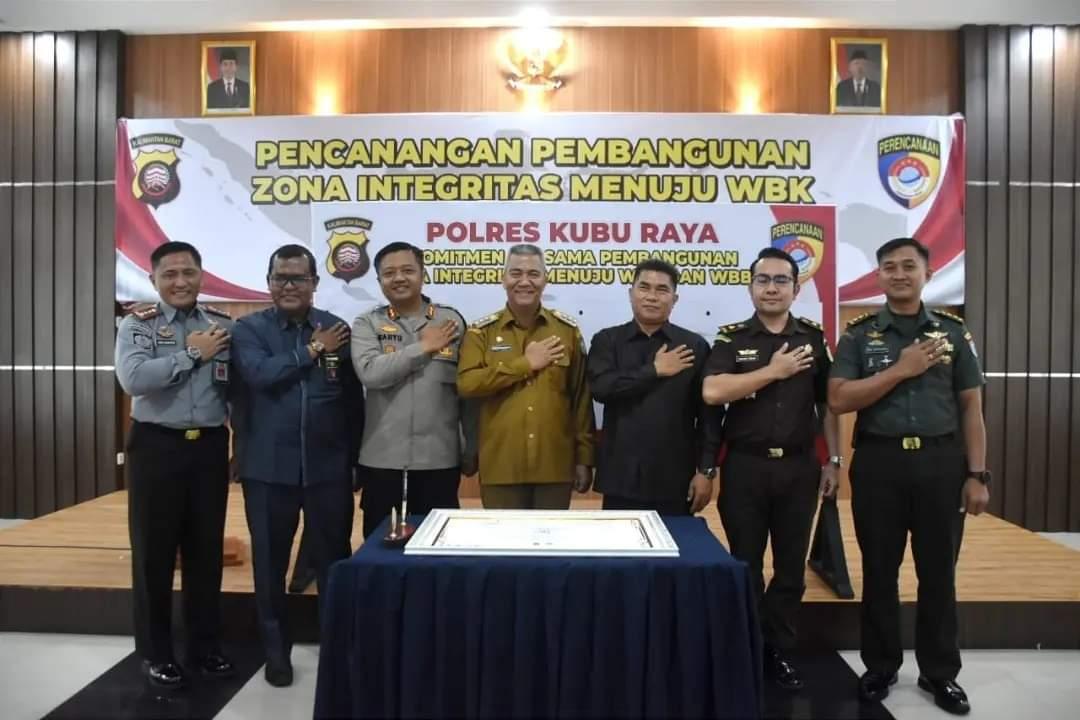Kapolres-Kubu-Raya-AKBP-Wahyu-Jati-wibowo-saat-digelarnya.jpg