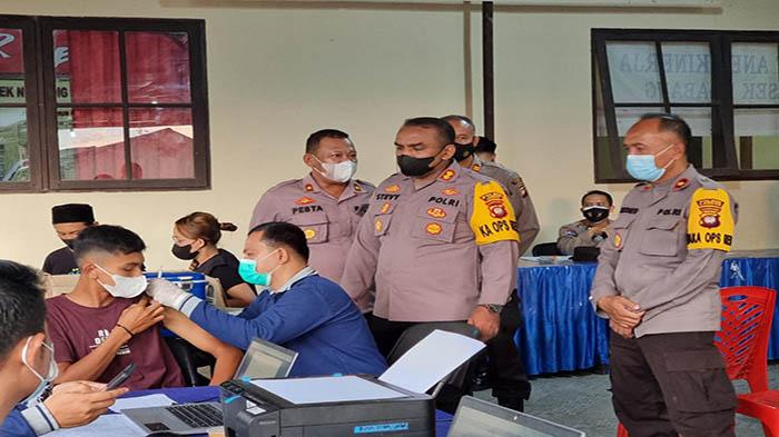 Dorong Percepatan Cakupan Vaksinasi COVID-19, Kapolres Landak Bagikan Takjil Sekaligus Vaksinasi