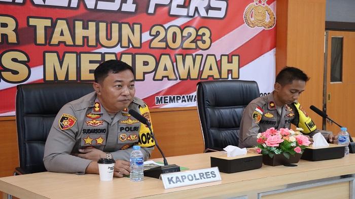 Kapolres-Mempawah-AKBP-Sudarsono-ketika-memimpin-Konferensi.jpg