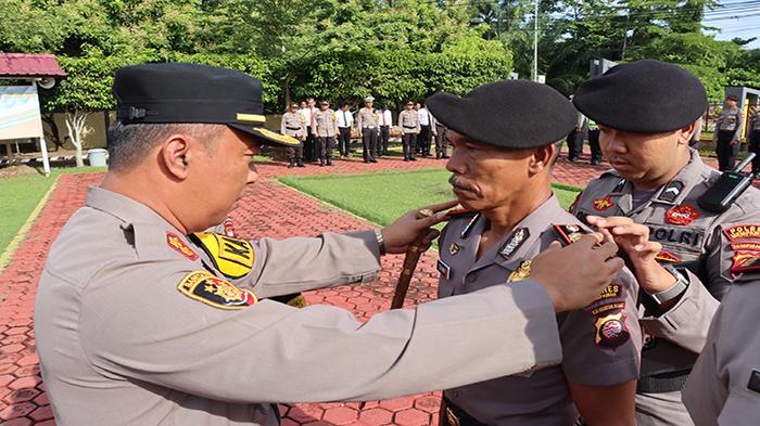 Kapolres-Mempawah-AKBP-Sudarsono-memasangkan-243.jpg