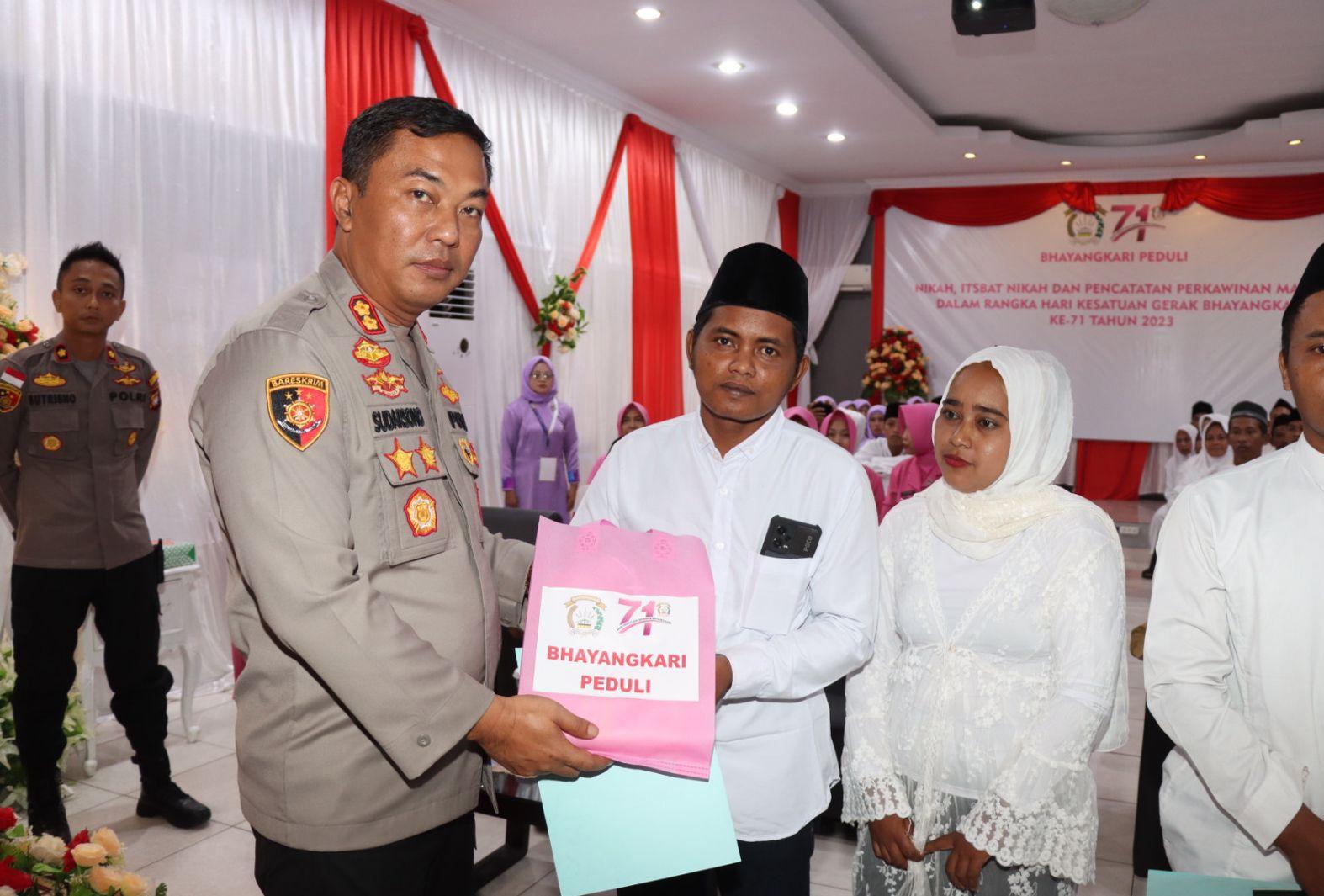 20 Pasang Mempelai Pengantin Ikuti Nikah Massal di Polres Mempawah