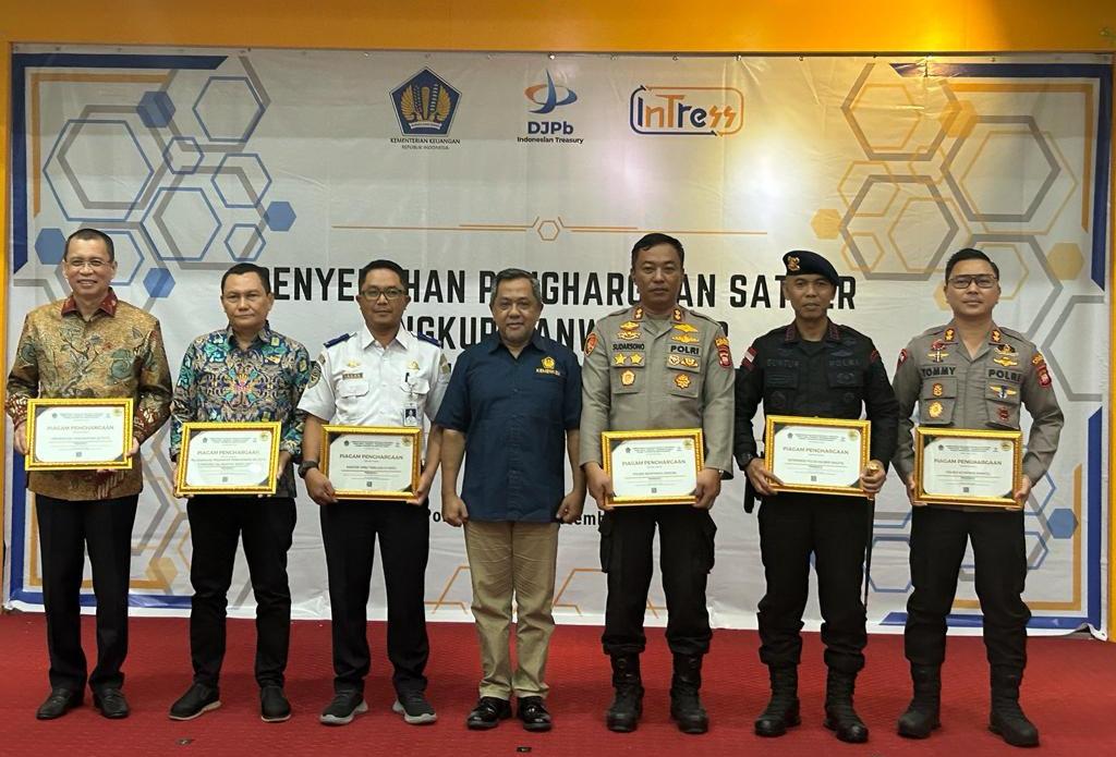Kapolres-Mempawah-AKBP-Sudarsono-tiga-dari-kanan-foto-bersama-Kakanwil.jpg