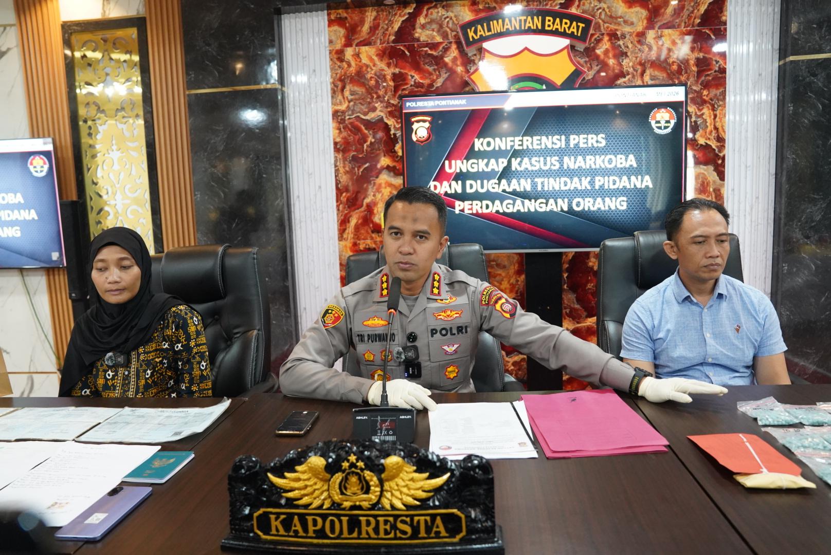 Kapolresta-Pontianak-Kombes-Pol-Endang-Tri-Purwanto-saat-memimpin-konferensi-pers.jpg