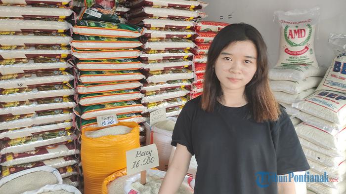 Karyawan-salah-satu-agen-beras-di-Jalan-Danau-Sentarum-Pontianak.jpg