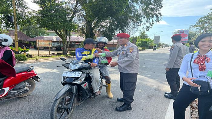 Satresnarkoba Polres Mempawah Jemput Kemuliaan Ramadan dengan Berbagi Takjil Berbuka Puasa