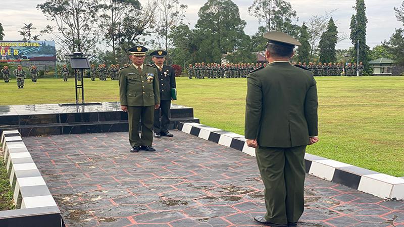 Kasdim 1210/Landak Pimpin Upacara Peringatan HUT ke 80 TNI di Lapangan Yonarmed 16/Tumbak Kaputing