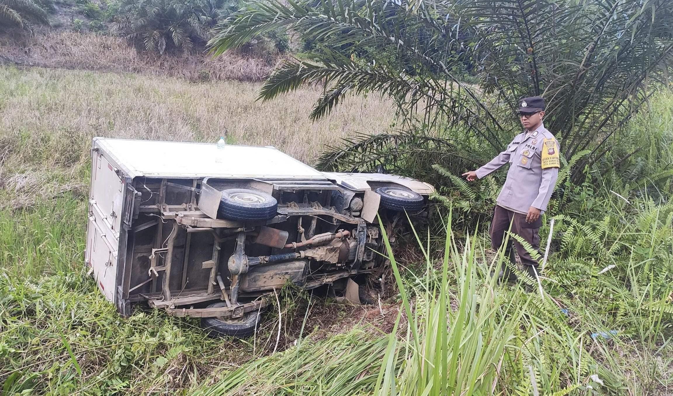 Mobil Box Bermuatan Es Krim Terperosok di Sekadau Hulu, Sopir Sempat Pingsan