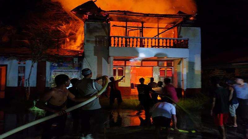 Kebakaran-hebat-melanda-kantor-Desa-Segarau2342.jpg