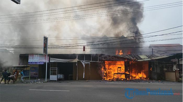 Kebakaran-terjadi-di-Jalan-Prof-M-Yamin-tepat-di-depan-Komplek-Ari-Karya-Indah-6.jpg