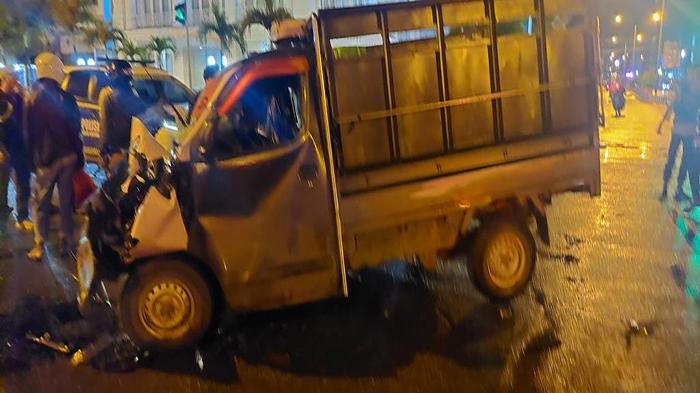 Hantam Dump Truk, Mobil Pick Up di Pontianak Ringsek Terguling